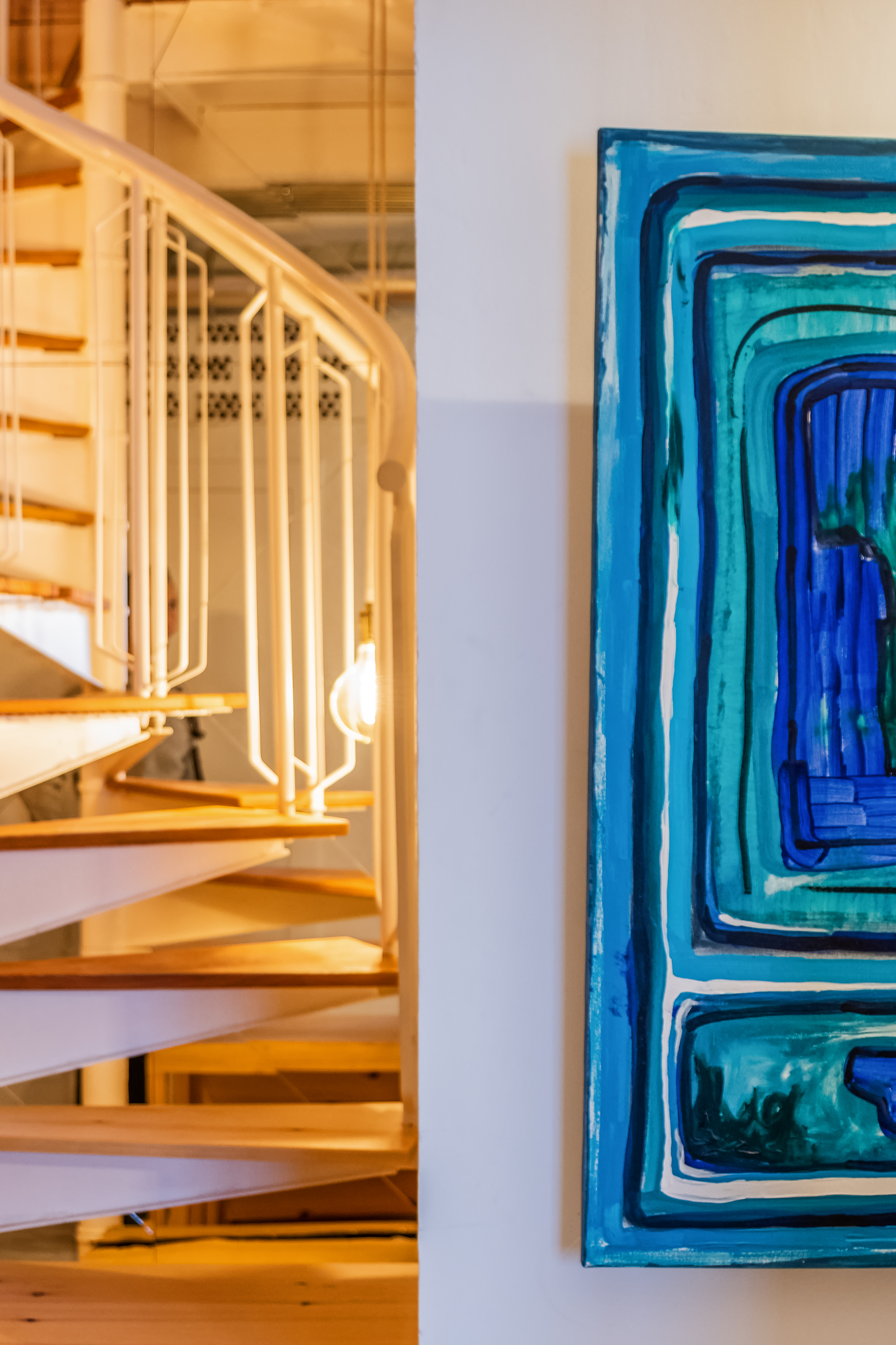Detalle de la escalera de caracol restaurada y de la obra pictórica integrada en el recorrido interior de Casa Atelier.