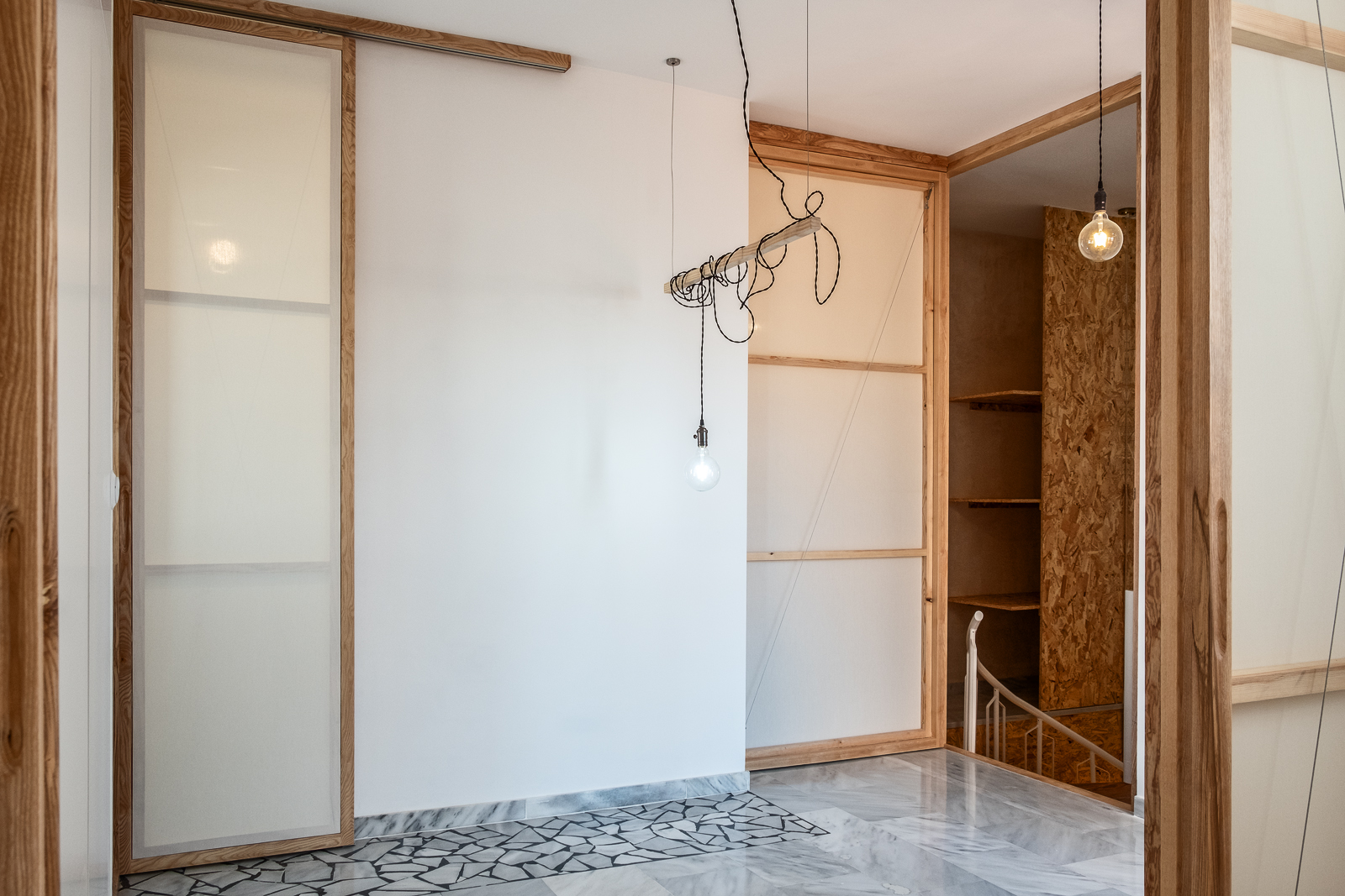 Panel corredero cerrado que delimita el vestidor y permite reorganizar los espacios según las necesidades de la vivienda.