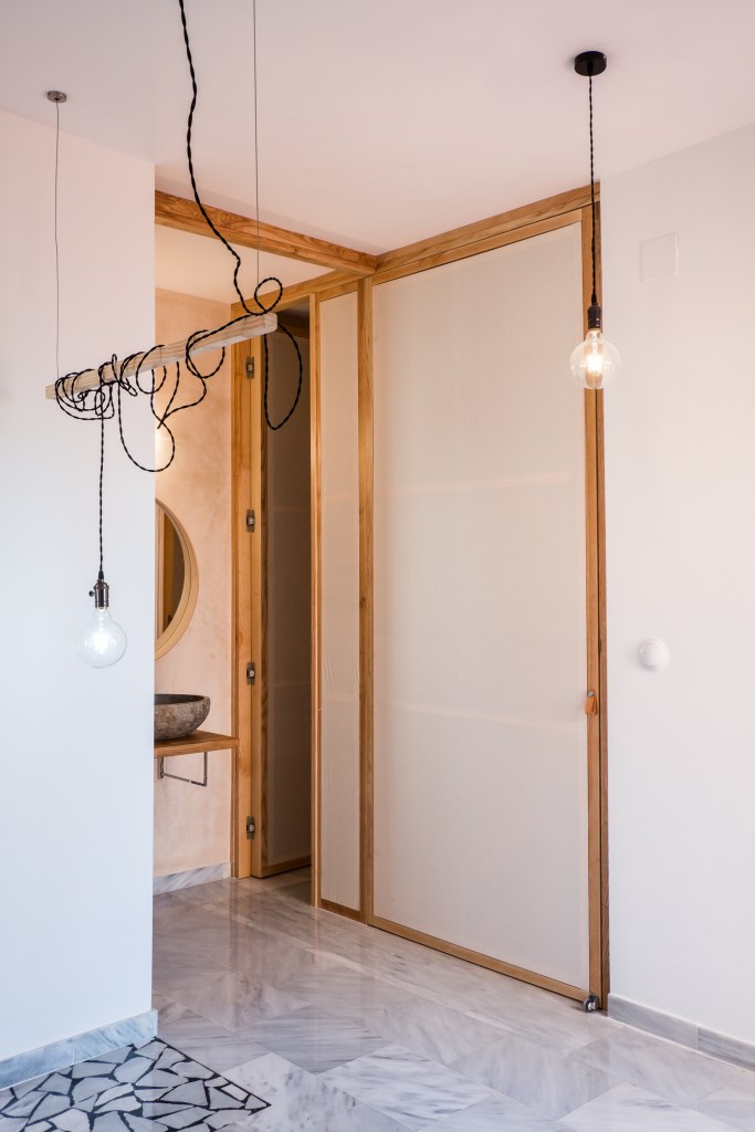 Panel corredero cerrado que permite configurar el vestidor y el estudio de pintura según las necesidades de uso.