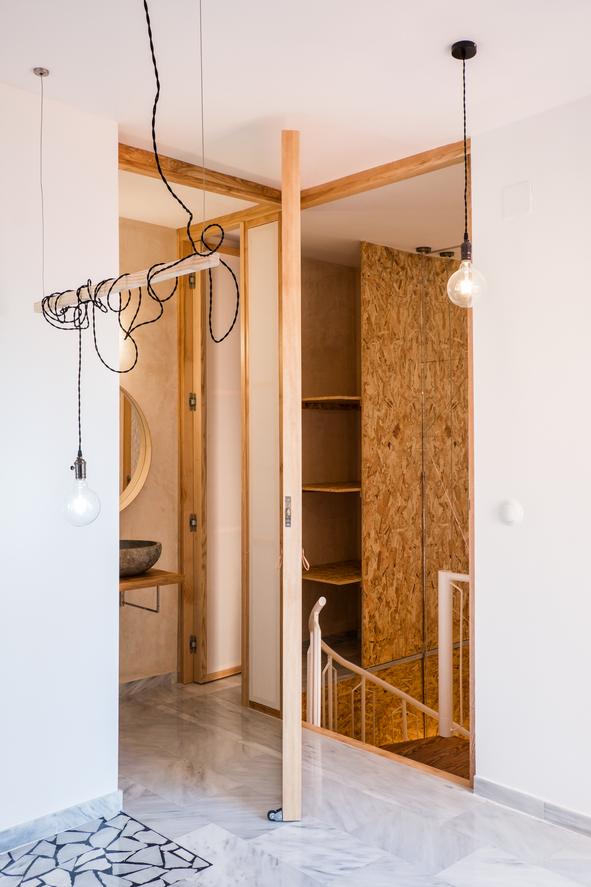 Estructura de madera inspirada en el bastidor de un cuadro que integra los paneles correderos y define el espacio creativo de Casa Atelier.