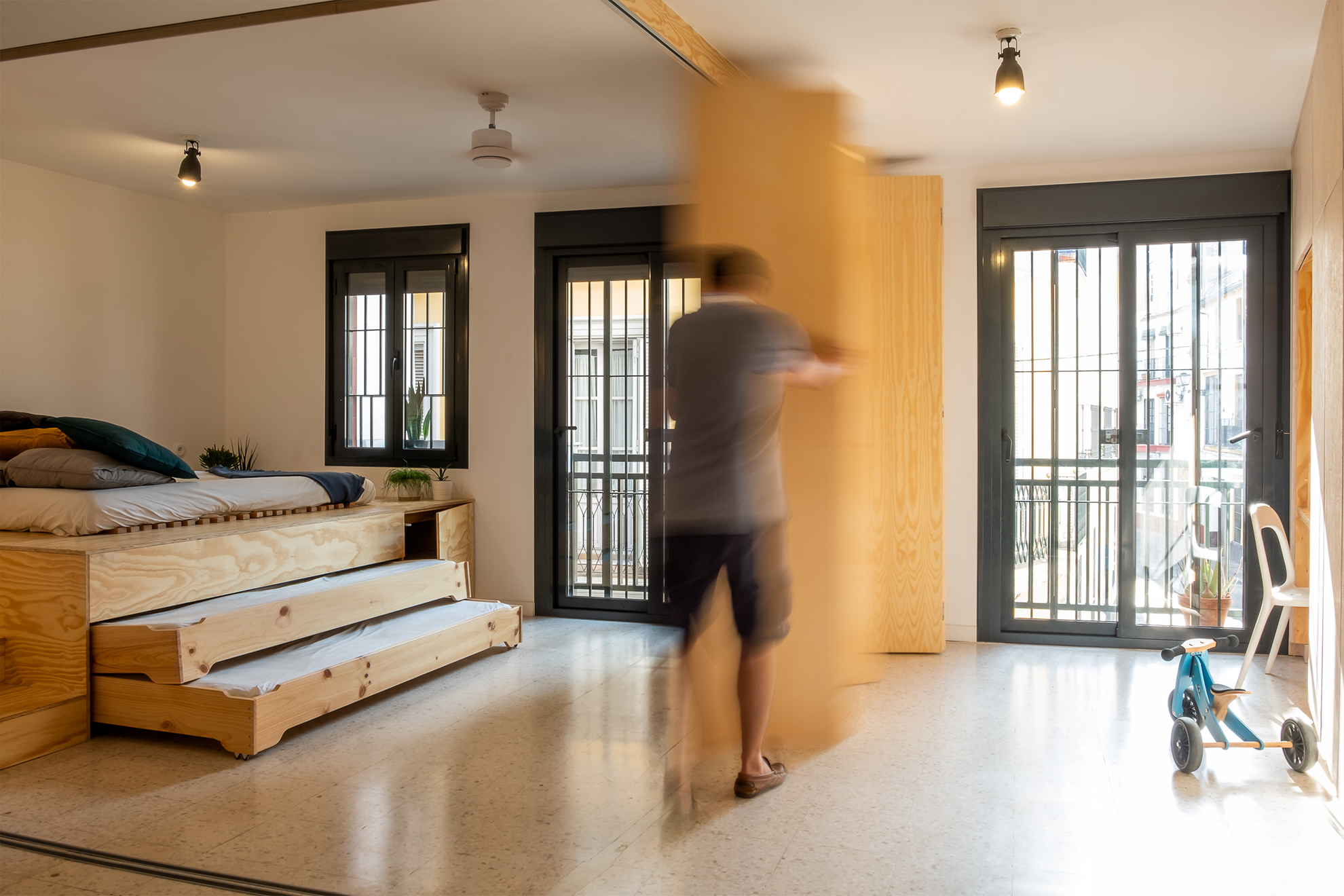 Partición móvil de plywood que permite transformar y separar los espacios de la vivienda Homeping
