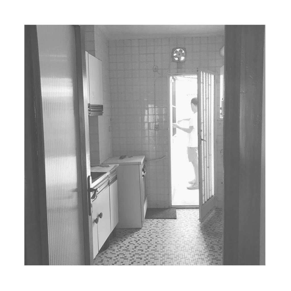 Cocina de la vivienda Homeping antes de la reforma, conectada con el patio interior