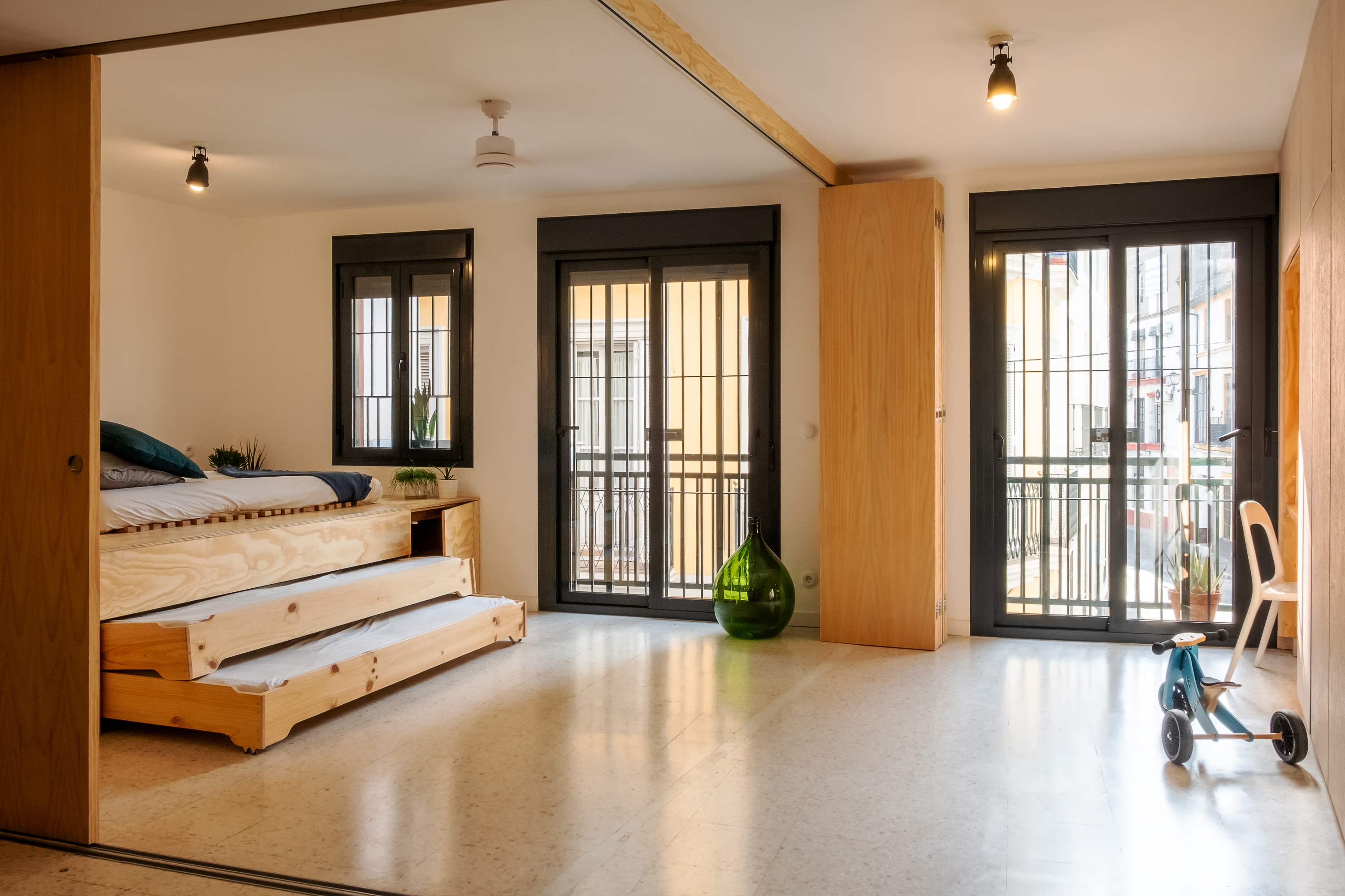 Espacio abierto de Homeping con dormitorio elevado y zona libre para diferentes usos