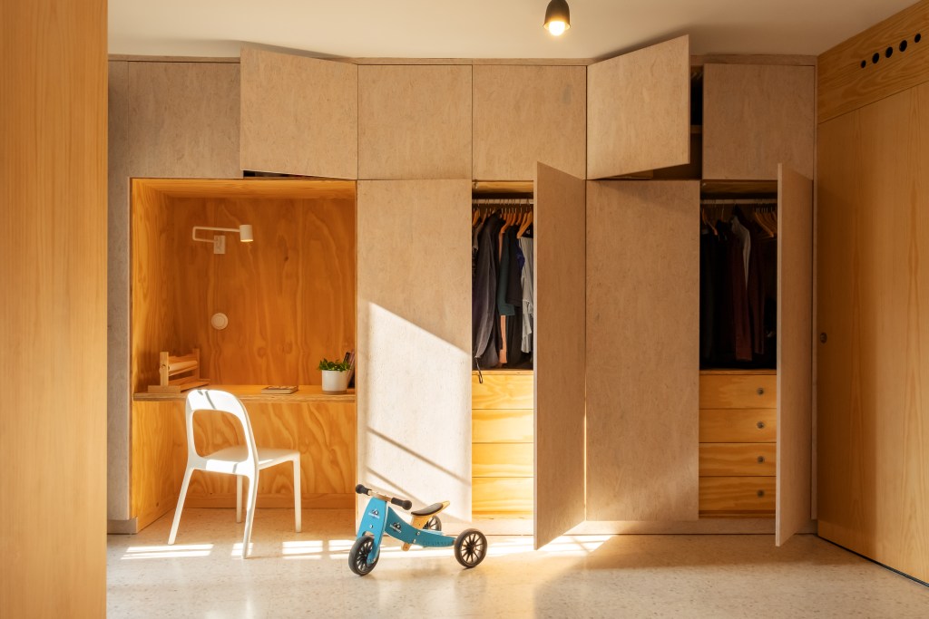 Mobiliario de plywood con vestidor, almacenamiento y espacio de trabajo integrado en Homeping