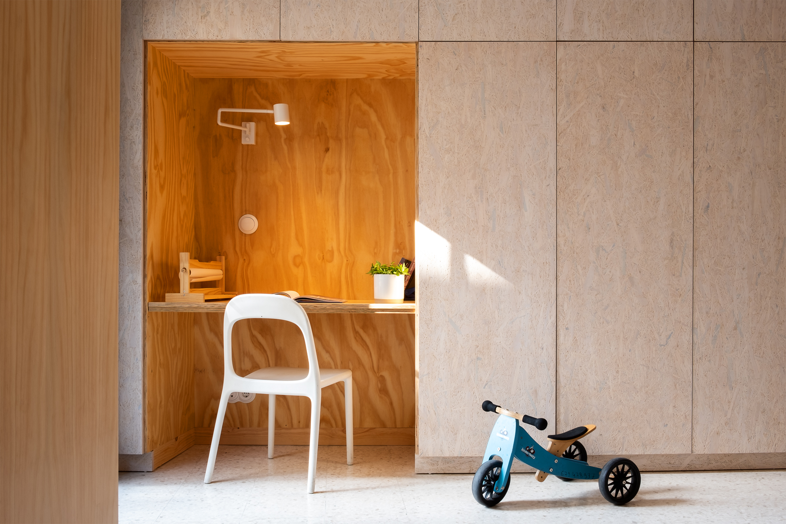 Casa Homeping con espacios flexibles, materiales naturales y luz natural.