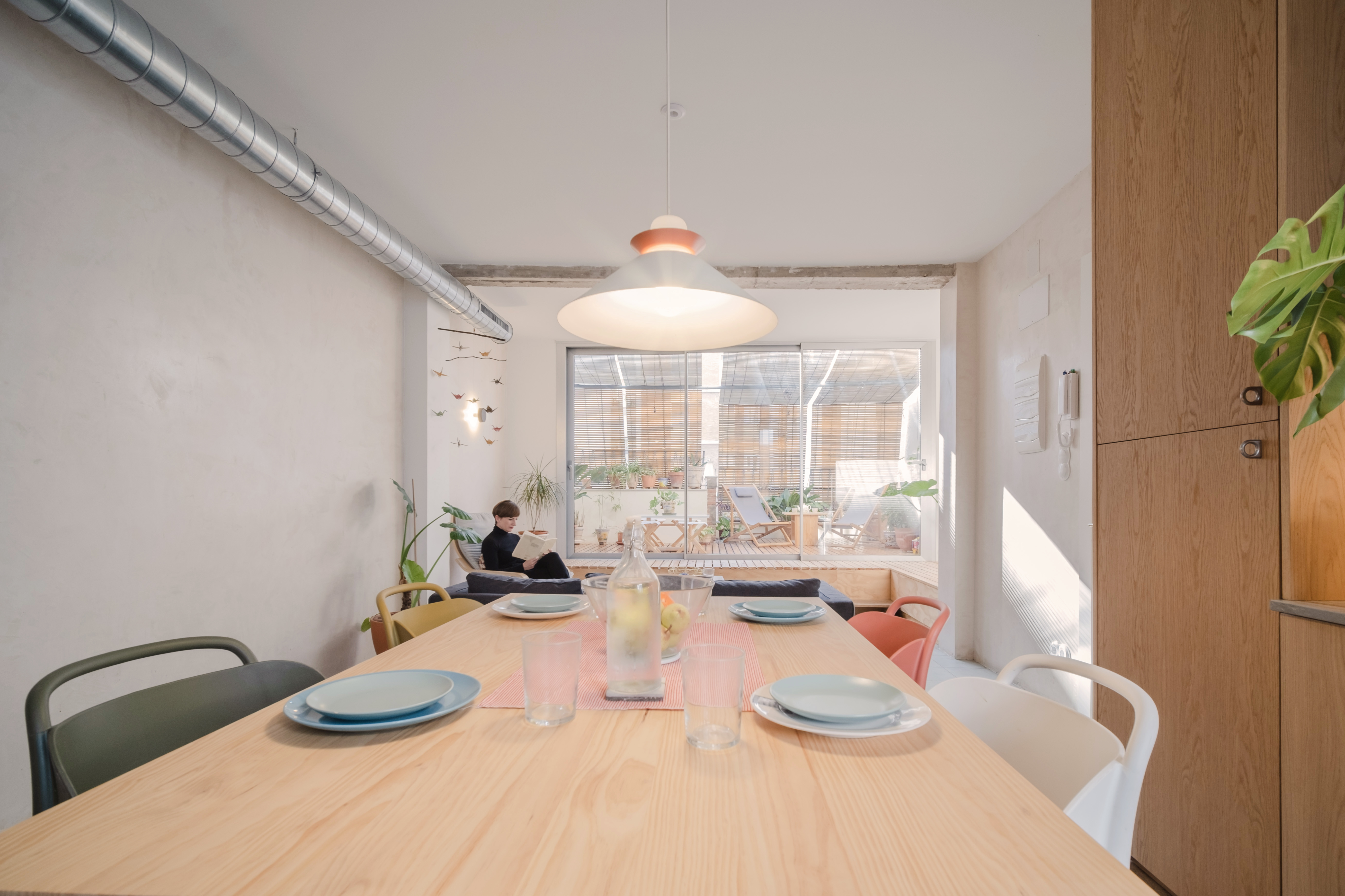 Salón comedor abierto con abundante luz natural tras la reforma integral.