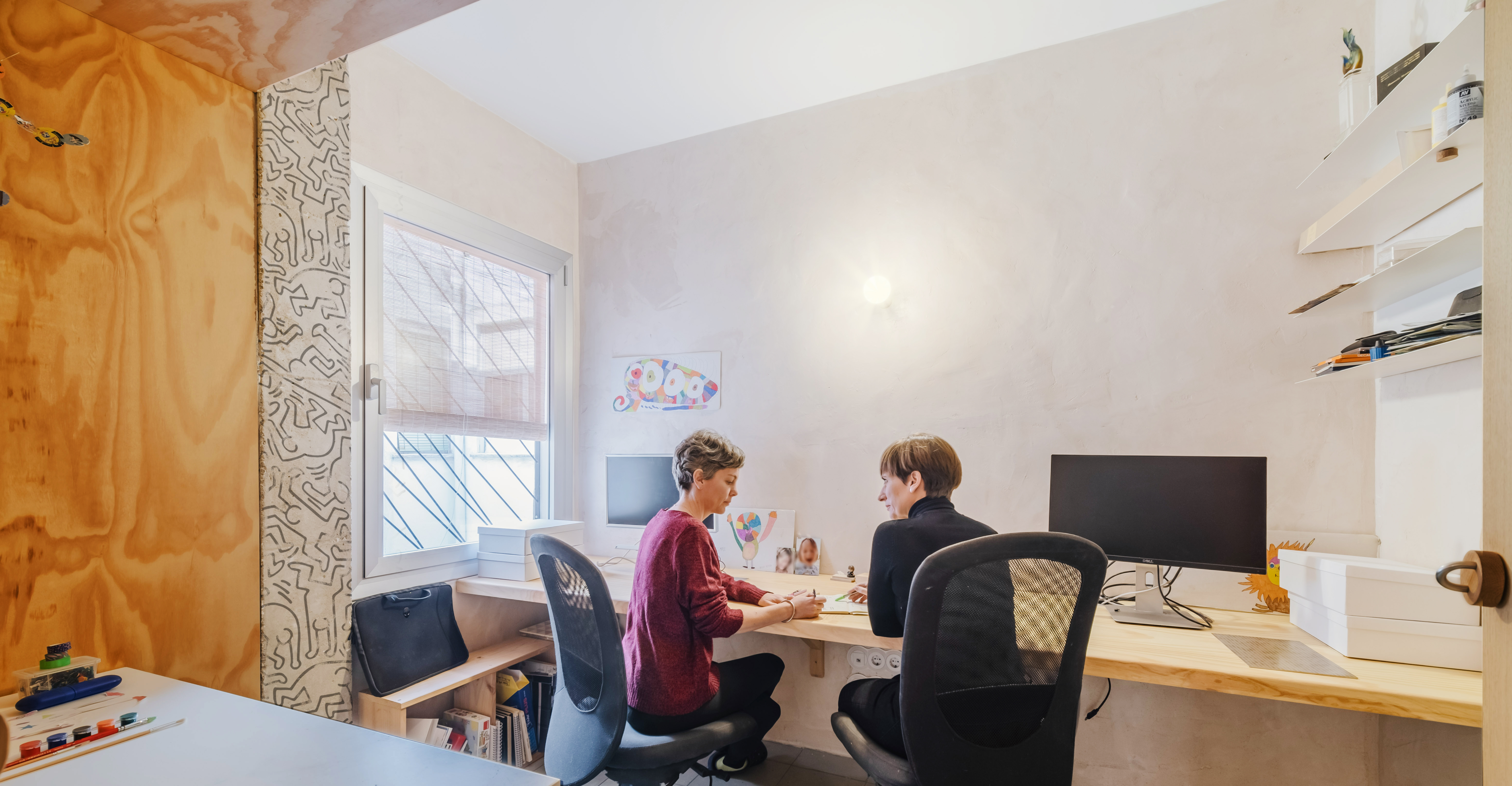Zona de trabajo integrada en el dormitorio mediante mobiliario a medida.