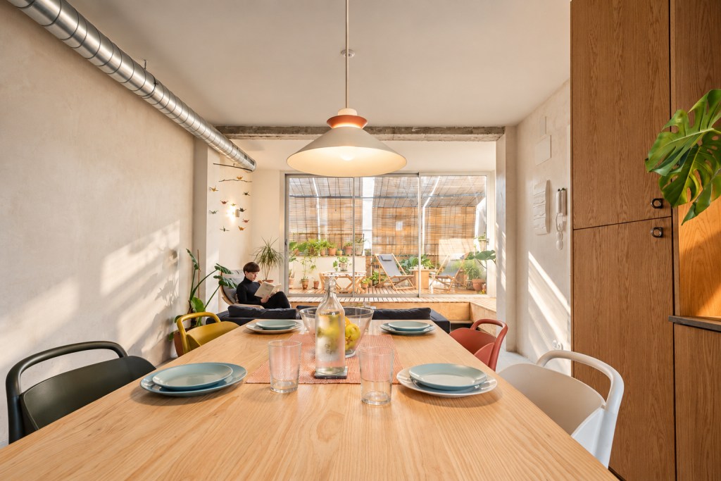 Salón comedor abierto con abundante luz natural tras la reforma integral.