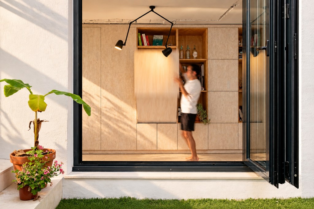 Reforma integral de diseño en Barcelona con carpintería a medida y apertura de la vivienda hacia el patio.
